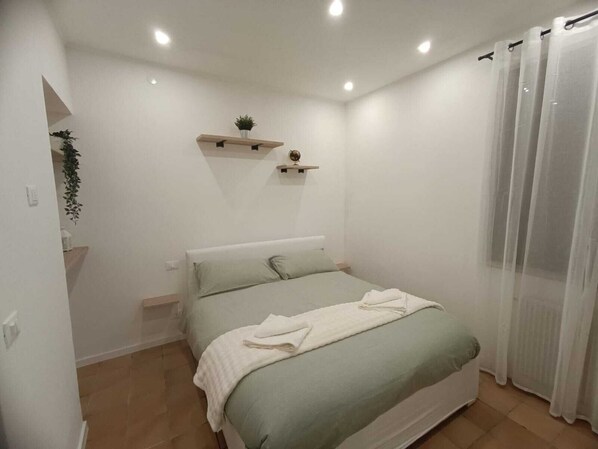 2 多间卧室、旅行婴儿床、WiFi、床单