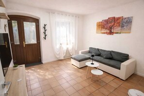 Smart TV - Byron's Holiday House (Ground Floor) (Gorizia)