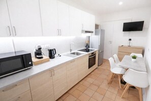 Fridge, microwave, oven, stovetop - Byron's Holiday House (Ground Floor) (Gorizia)