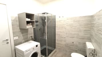 Asciugacapelli, bidet, asciugamani, sapone