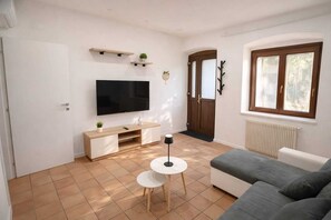 Smart TV - Byron's Holiday House (Ground Floor) (Gorizia)