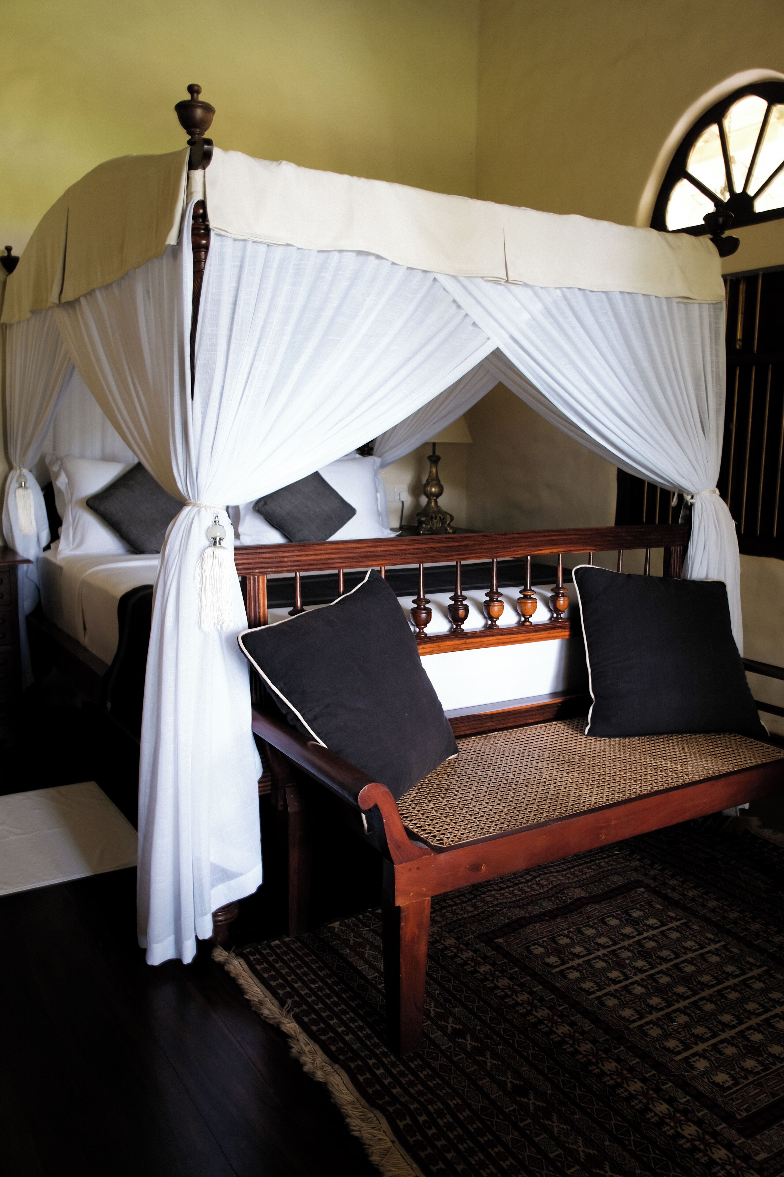 객실 내 금고, 책상, 노트북 작업 공간, 방음 설비