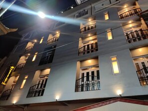 Un immeuble à plusieurs étages, doté de balcons et de fenêtres, et présentant un style architectural moderne.