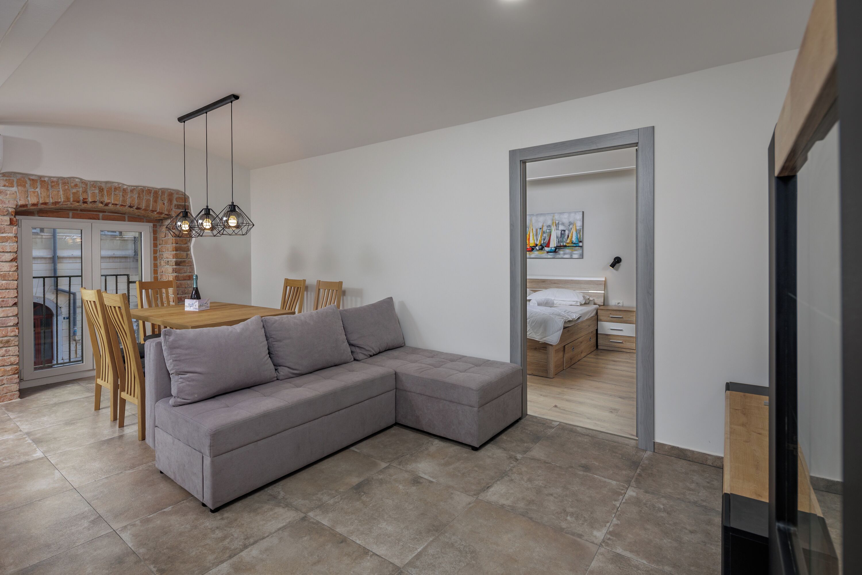 Departamento familiar, varias habitaciones (Rijeka City Vibes Apartment) | Área de sala de estar | Televisión de pantalla plana de 21 pulgadas con canales vía satélite 