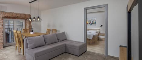 Familieleilighet, flere soverom (Rijeka City Vibes Apartment) | Oppholdsområde | En 21-tommers Flatskjerm-TV med Parabol-TV