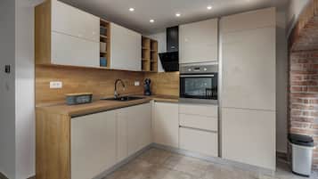 Geladeira, micro-ondas, fogão, cooktop