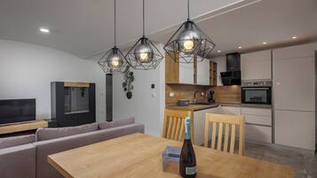 Family Apartment, 1 Bedroom (Rijeka City Vibes Apartment) | Dining room