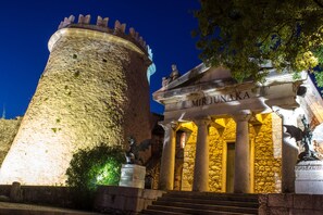 A historic building with a stone tower and columns, featuring the inscription "MIR JUNEKA". - Rijeka City Vibes Apartment (Rijeka)