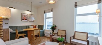 Modern 2-bed Apartment - Sleeps 6 - Seafront View