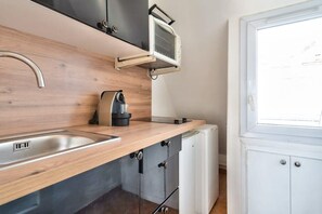 Fridge, microwave, stovetop, coffee/tea maker - New Parisian Studio with View in the Central 11th (Paris)