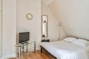 Iron/ironing board, travel cot, WiFi, bed sheets - New Parisian Studio with View in the Central 11th (Paris)