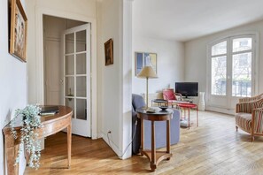 TV, offices - Traditional & Charming Parisian flat - Luxury 16th (Paris)