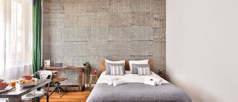 Desk, iron/ironing board, WiFi, bed sheets