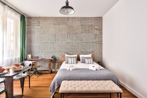 Bureau, fer et planche à repasser, Wi-Fi, draps fournis