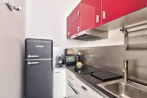 Réfrigérateur, micro-ondes, four, plaque de cuisson
