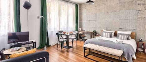 Desk, iron/ironing board, WiFi, bed sheets