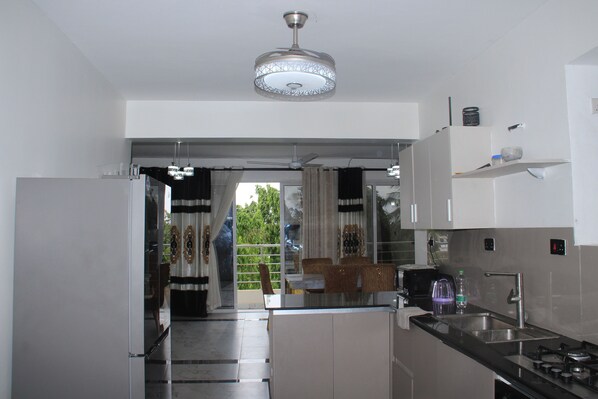 Mikrobølgeovn, ovn og kokeplater