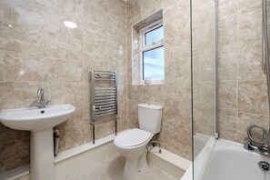 Shower, hair dryer, towels, soap - The Panel Guest House by Harlington (London)