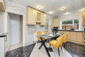 Dining - The Panel Guest House by Harlington (London)