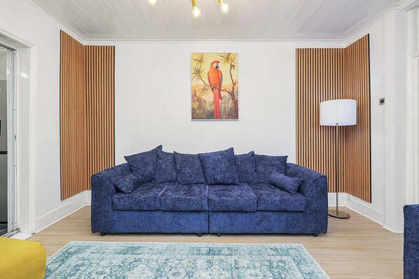 Living area - The Panel Guest House by Harlington (London)