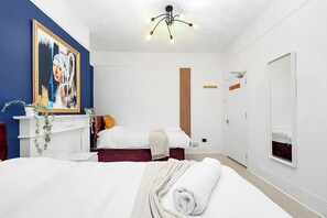 5 bedrooms, iron/ironing board, WiFi, bed sheets - The Panel Guest House by Harlington (London)