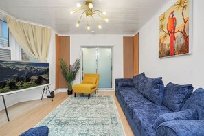 Living area - The Panel Guest House by Harlington (London)