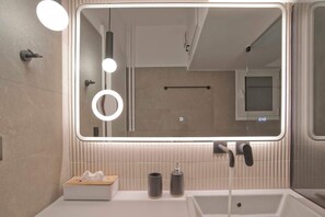 シャワー、ヘアドライヤー、タオル