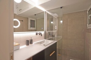 Chuveiro, secador de cabelo, toalhas de banho 