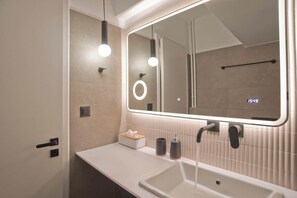 Dusj, hårføner og håndklær