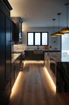 Fridge, microwave, oven, stovetop - Yuba Farmhouse brand new on Yuba Vineyard (Williamsburg)