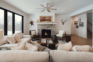 TV, fireplace, video games, offices - Yuba Farmhouse brand new on Yuba Vineyard (Williamsburg)