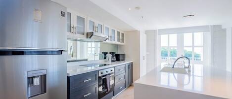 Frigorífic, microones, forn i placa de cuina