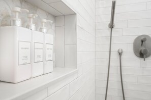 Shower, hair dryer, towels - Dolphins and Dream Water Views, Dock Your Boat! (St. Augustine)