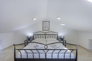 1 habitación, tabla de planchar con plancha y cuna de viaje 