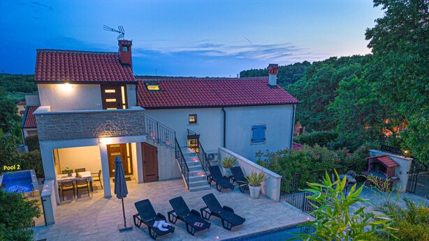 A two-story house with a swimming pool, outdoor seating, and a barbecue area. - Dolce Vita Apartment 3 with Heated Pool near Poreč (Mugeba)