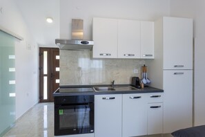 Refrigerador, horno, parrilla de estufa y lavavajillas
