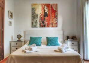 6 habitaciones, tabla de planchar con plancha, wifi y ropa de cama 