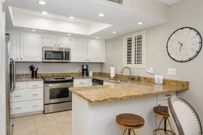 Fridge, microwave, oven, stovetop - CASA PACO/Golf Course Steps Away (Phoenix)