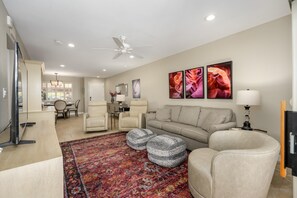 Smart-TV, Tischtennisplatte, Bücher