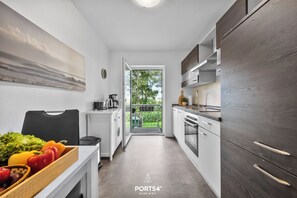 Een koelkast, een magnetron, een oven, een kookplaat
