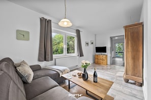 Een televisie en een stereo