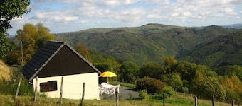 Cosy chalet in a quiet location, with breathtaking mountain views. Pets welcome!