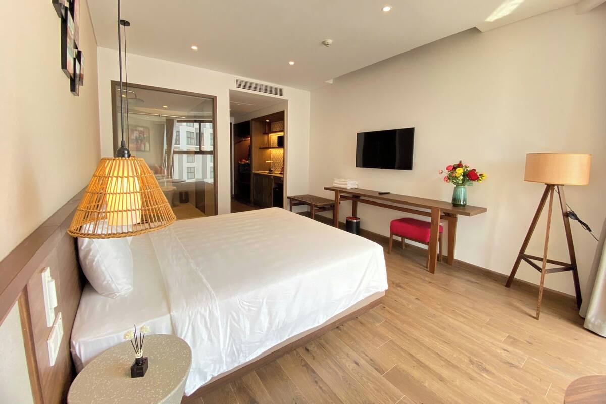 Habitación doble Deluxe, balcón, vista a la playa | Cortinas blackout, insonorización y tabla de planchar con plancha