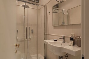 Bathroom - JOIVY Charming 3BR Flat near the Vatican (Rome)