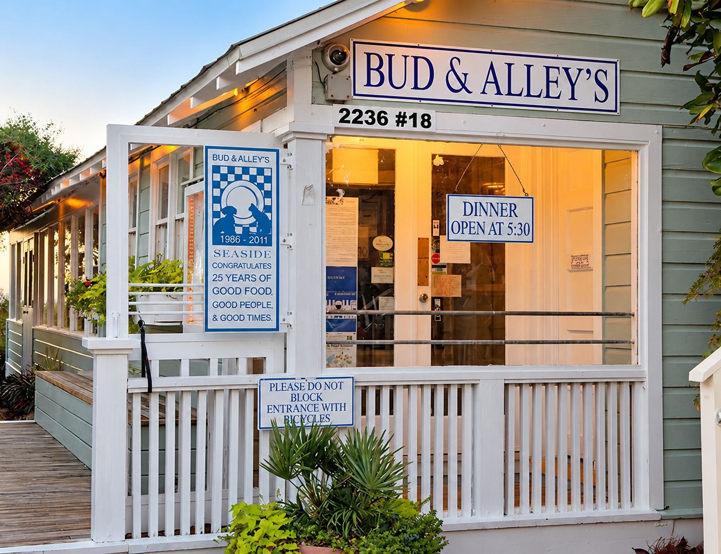 Ein Restaurant namens Bud & Alley’s mit einem Schild, das daraufhinweist, dass das Abendessen um 17:30 Uhr beginnt.
