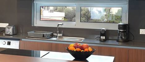 Een koelkast, een magnetron, een oven, een kookplaat