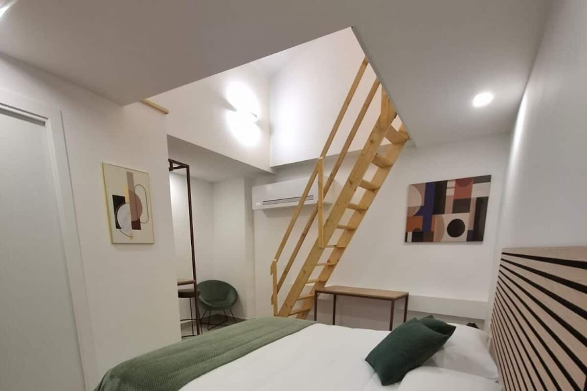 Room (Scalatelli) | Peti besi dalam bilik, langsir/tirai gelap terus