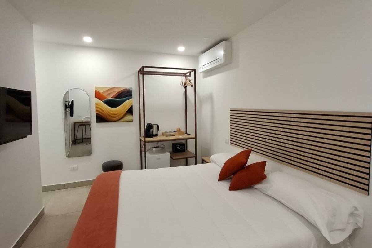 Double Room | Peti besi dalam bilik, langsir/tirai gelap terus
