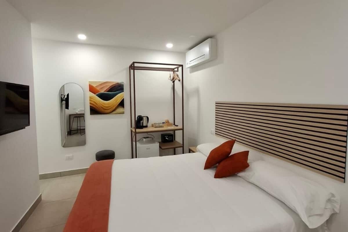 Quarto casal | Cofres nos quartos, cortinas blackout, ferros/tábuas de passar roupa