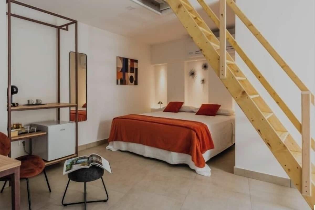 Room (Santa Caterina) | Peti besi dalam bilik, langsir/tirai gelap terus